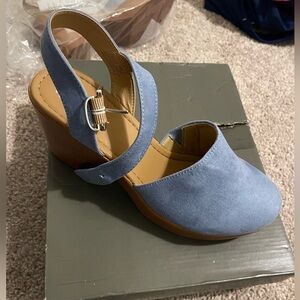 NWT wonderly suede blue clog size 8